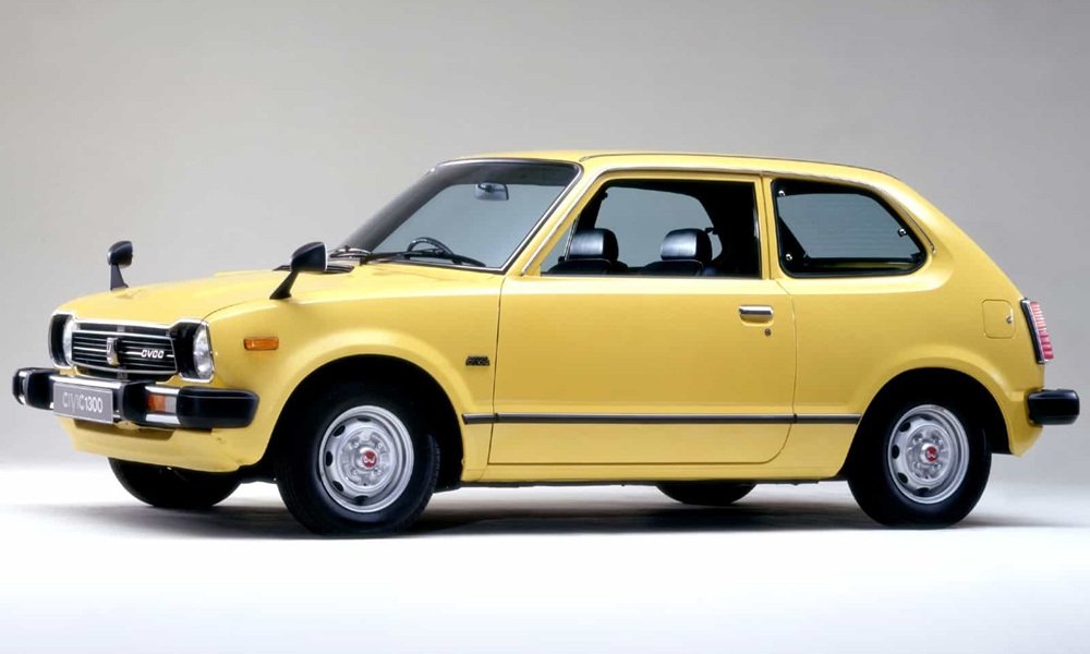 Třídveřová Honda Civic z roku 1975 s motorem CVCC 1300 (SB2). Vůz měl pozměněnou masku chladiče a plastové zakončení nárazníků.