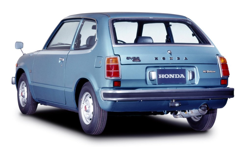 Třídveřová Honda Civic 1200 z roku 1975 s výbavou Hi-Deluxe a motorem CVCC.