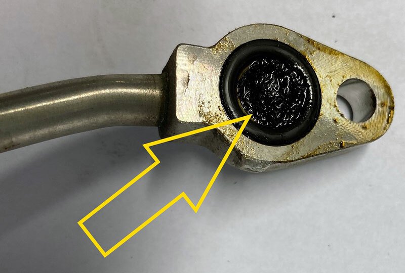 Zadřená turbodmychadla tříválců i selhávající regulace časování ventilů mívají společného jmenovatele v ucpaných sítkách olejových přívodů gumovou drobenkou z řemene.