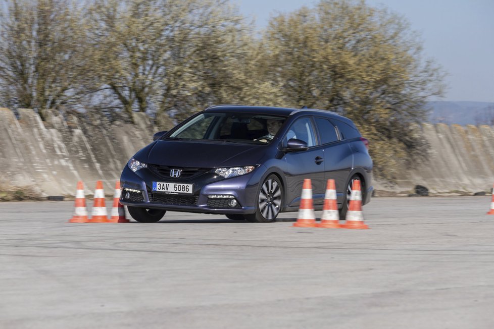 Honda Civic Tourer 1.8 i-VTEC vs. Toyota Auris Touring Sports 1.6 Valvematic