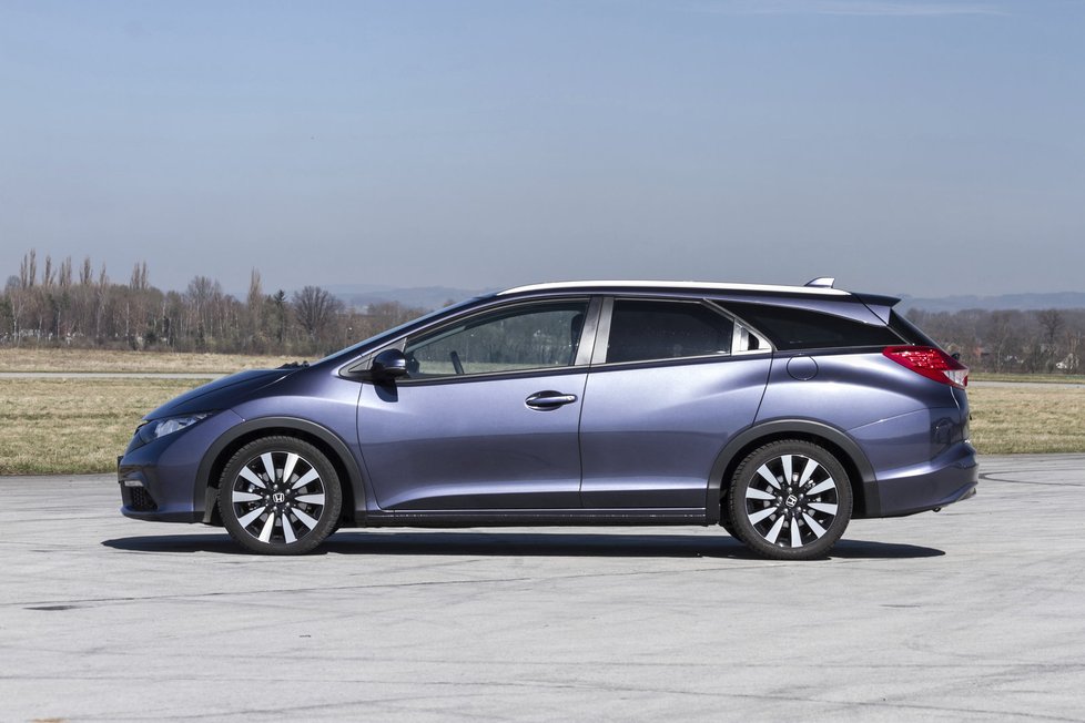 Honda Civic Tourer 1.8 i-VTEC vs. Toyota Auris Touring Sports 1.6 Valvematic