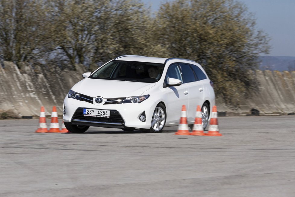 Honda Civic Tourer 1.8 i-VTEC vs. Toyota Auris Touring Sports 1.6 Valvematic