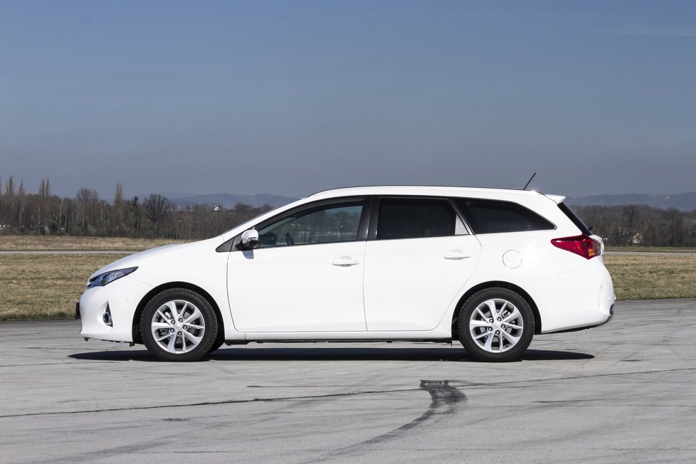 Honda Civic Tourer 1.8 i-VTEC vs. Toyota Auris Touring Sports 1.6 Valvematic