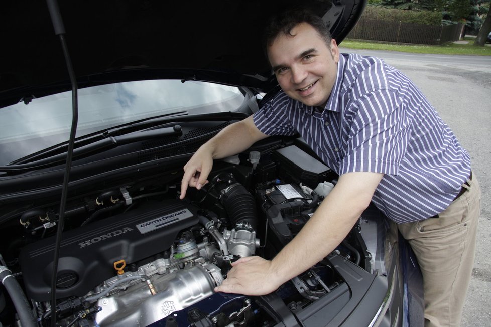 Maličký motor se pod kapotou skoro ztrácí. Také snižuje těžiště a zlepšuje jízdní vlastnosti.