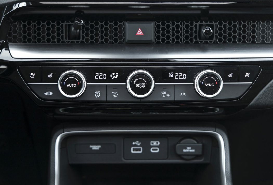 Honda používá v interiéru CR-V osvědčený postup z jiných modelů značky. Nepřekvapí tedy ani displej multimédií, ani přístrojový panel, oba totiž již známe.