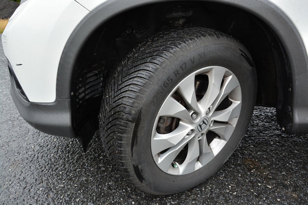 Když jsou dnešní celoroční pneumatiky nové, překvapují svými kvalitami. Už u více ojetin jsme však zažili, že s opotřebením zásadně roste i jejich hlučnost.