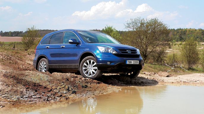 HONDA CR-V se cítí lépe na silnici, ale troufla si i na jízdu po milovickém tankodromu