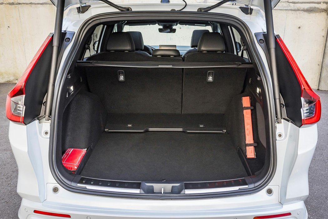 V zavazadelníku je CR-V naprostý unikát – plug-in hybrid nabízí více místa než full-hybrid: 587 vs. 617 litrů