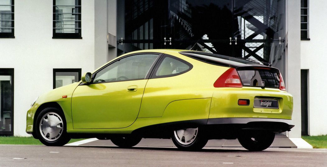 Průkopníky uzavřeného okruhu s funkčním získáváním energie při rekuperaci byly Toyota Prius a Honda Insight.