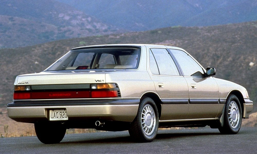 Acura Legend se začala prodávat jako model 1986 a nijak zásadně se nelišila od vozů Honda Legend V6Xi.