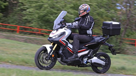 Honda X-ADV: Crossover mezi motorkami kříží skútr a enduro
