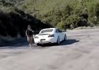 Video: Řidička nezvládla svou Hondu S2000, motorkář ji jen těsně minul