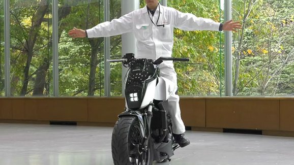 Honda Riding Assist: Jak funguje motorka, která nespadne? 