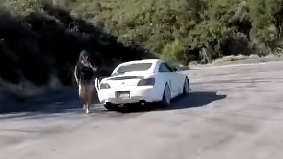 Video: Řidička nezvládla svou Hondu S2000, motorkář ji jen těsně minul