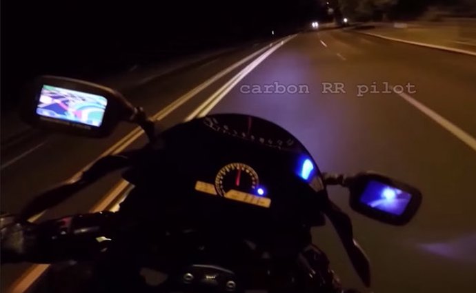 Video: Honda CBR1000RR vs. policejní vrtulník v noční Filadelfii. Kdo vyhraje?