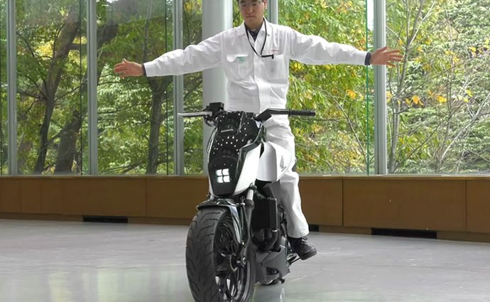 Honda Riding Assist: Jak funguje motorka, která nespadne?