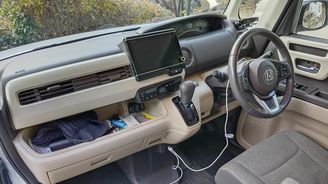 Kabina je sice dost úzká, ale čtyři pasažéři zde mají místa dostatek. Přední sedačky připomínají lavice z amerických veteránů, zadní lze v některých verzích posouvat. Na palubní desce je i veliký displej multimédií, který je však jen v japonštině. Kabina je sice dost úzká, ale čtyři pasažéři zde mají místa dostatek. Přední sedačky připomínají lavice z amerických veteránů, zadní lze v některých verzích posouvat. Na palubní desce je i veliký displej multimédií, který je však jen v japonštině.