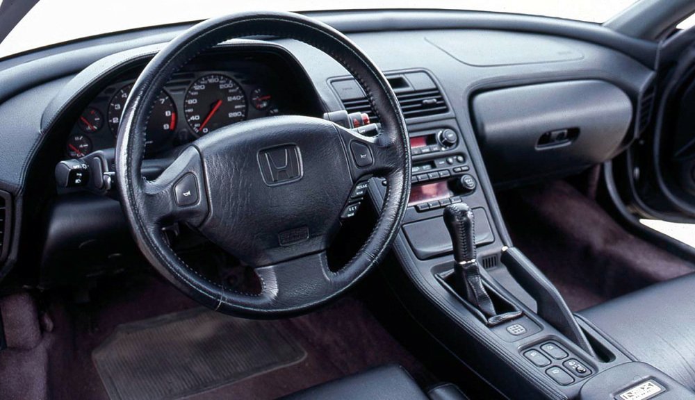 V luxusním interiéru měla Honda NSX kůží potažený volant a před ním kapličku s hlavními ukazateli. Na středovém tunelu byla umístěna řadicí páka a páka ruční brzdy.