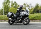 Test letošní motonovinky: Honda NT1100 DCT. Je to dálniční expres!