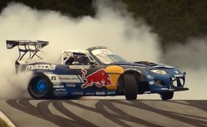 1500koňová Mazda MX-5 driftuje na okruhu (video)