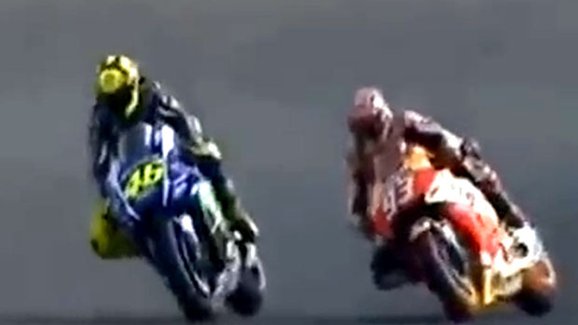 Rossi vs. Marquez: Ostrý souboj dvou generací v MotoGP (video)