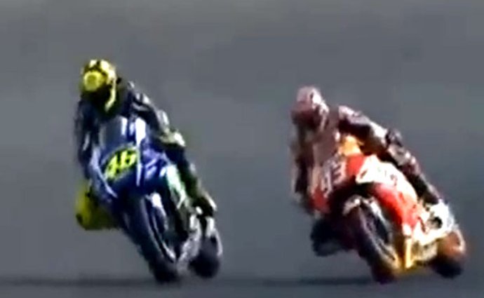 Rossi vs. Marquez: Ostrý souboj dvou generací v MotoGP (video)