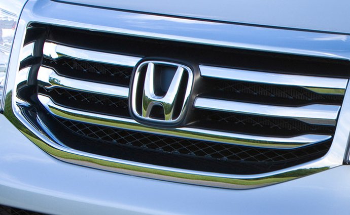 Honda svolává k opravě 400 tisíc vozů