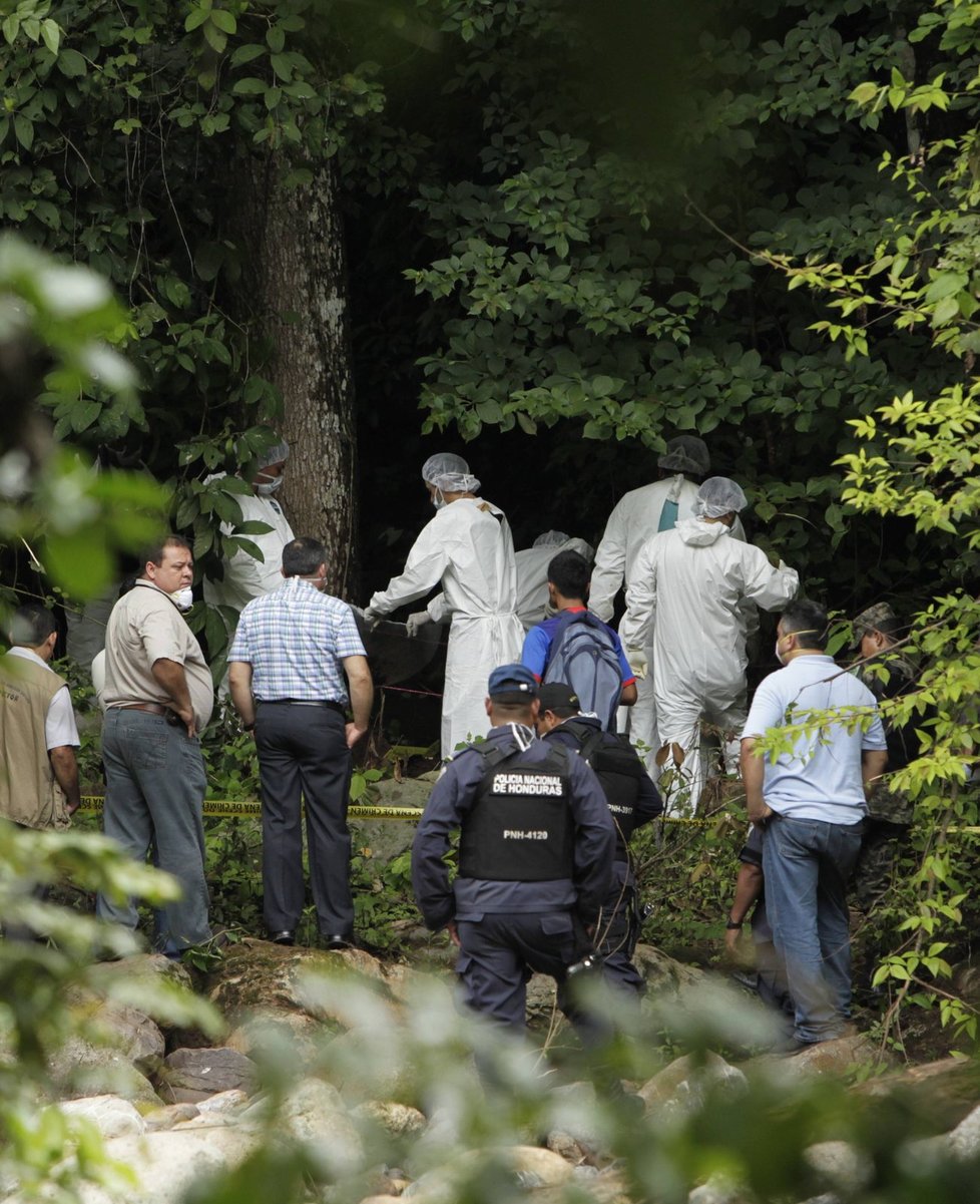 Policisté prohledávají místo, kam Ruiz sestry zakopal.