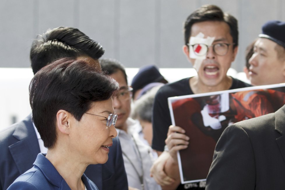 Správkyně Hongkongu Lamová to schytala kvůli protestům, lidé odmítají násilí policie.