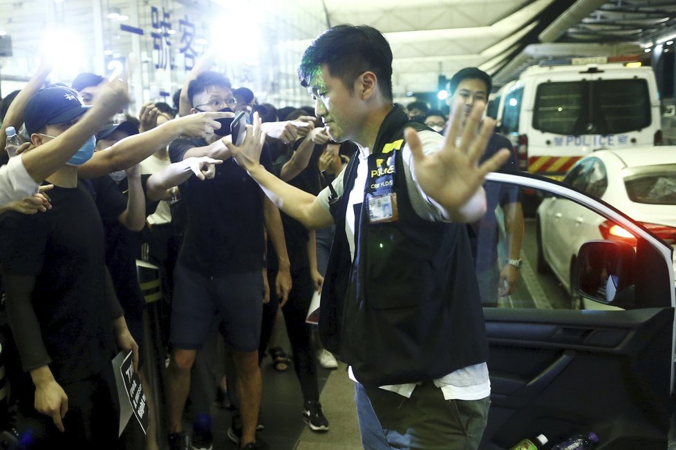 Správkyně Hongkongu Lamová to schytala kvůli protestům, lidé odmítají násilí policie.