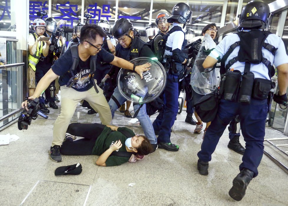 Správkyně Hongkongu Lamová to schytala kvůli protestům, lidé odmítají násilí policie.