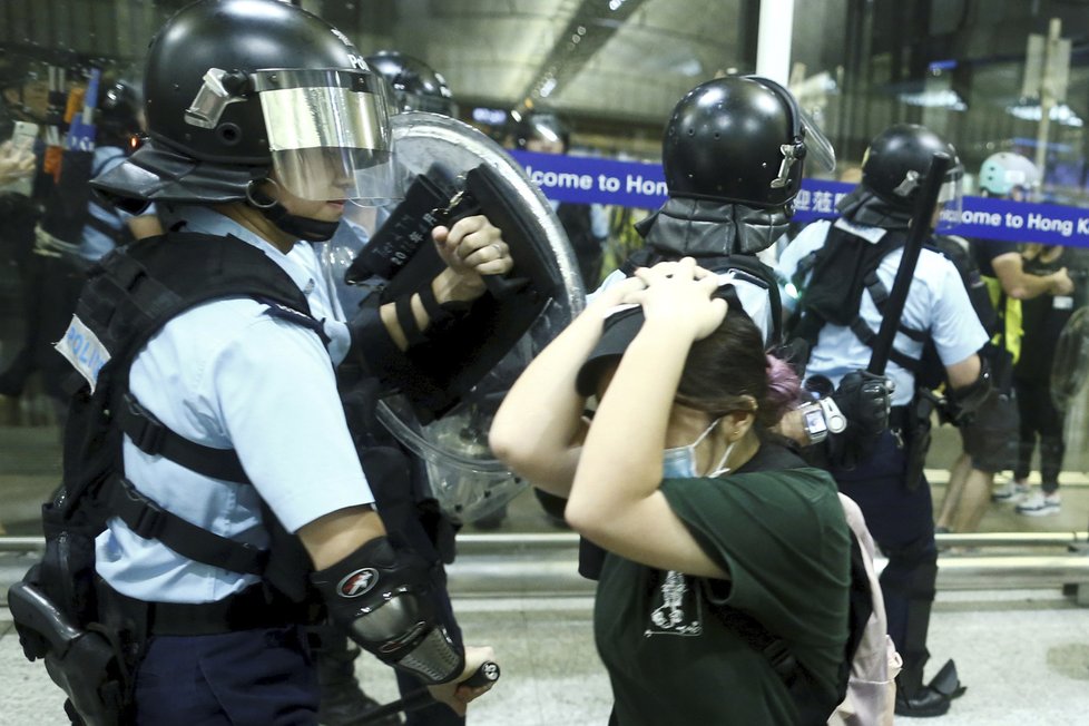 Správkyně Hongkongu Lamová to schytala kvůli protestům, lidé odmítají násilí policie.