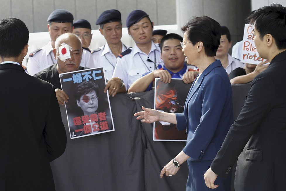 Správkyně Hongkongu Lamová to schytala kvůli protestům, lidé odmítají násilí policie.