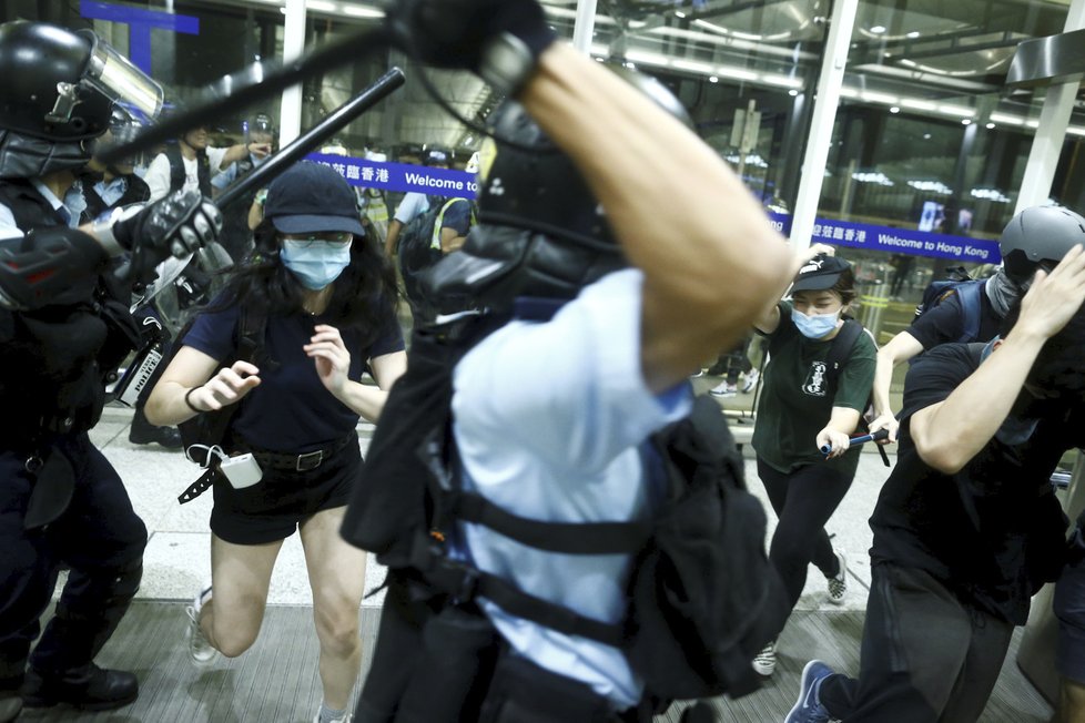 Správkyně Hongkongu Lamová to schytala kvůli protestům, lidé odmítají násilí policie.