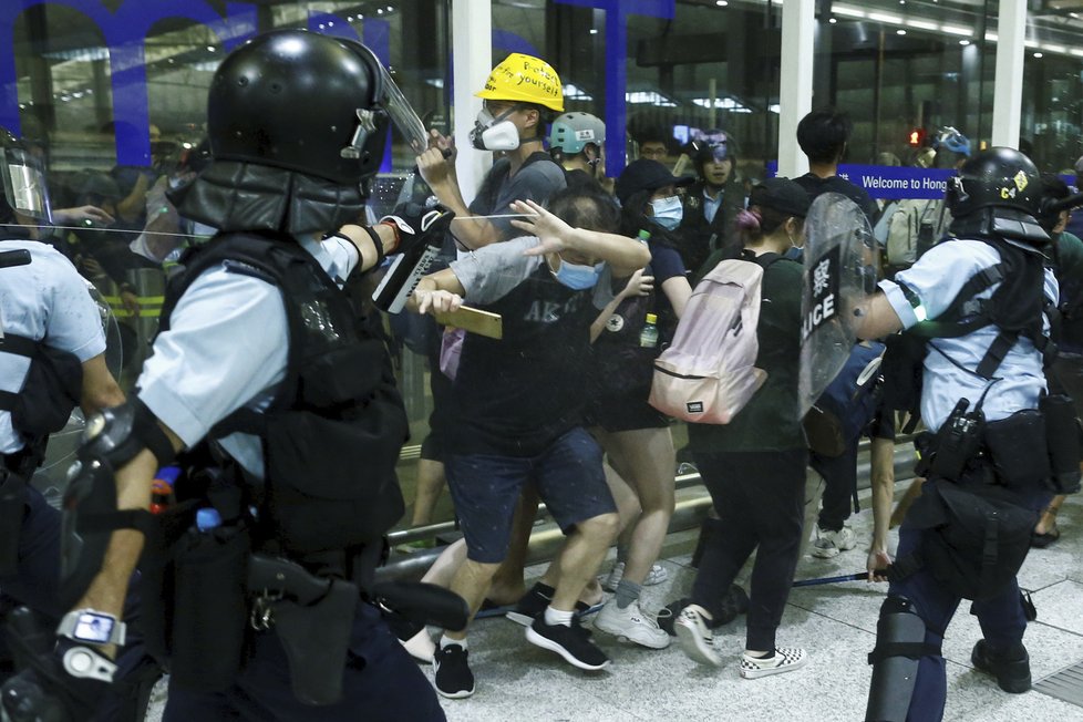 Správkyně Hongkongu Lamová to schytala kvůli protestům, lidé odmítají násilí policie.