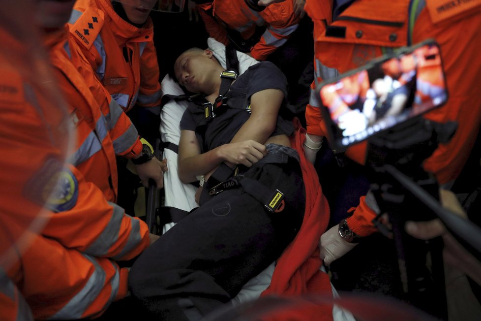 Správkyně Hongkongu Lamová to schytala kvůli protestům, lidé odmítají násilí policie.