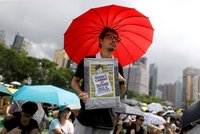 „Vraťte nám Hongkong.“ Na zakázané protesty dorazily tisíce lidí, míří i na letiště