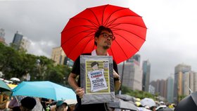 Tisíce lidí na několika místech v Hongkongu, včetně letiště, pokračují v protivládních demonstracích. (11.8.2019)