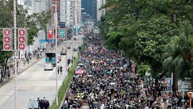V Hong Kongu pokračují masivní protesty. (11.8.2019)