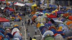 Silnice v Hongkongu se změnily ve stanová městečka.