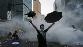 Je to boj deštníků a holých rukou proti obuškům a slznému plynu, říkají Češi žijící v Hongkongu 