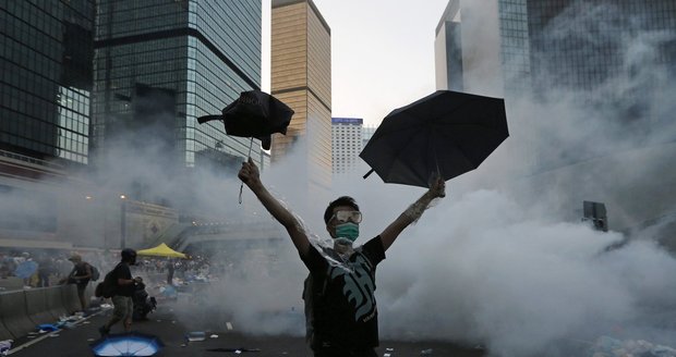 Je to boj deštníků a holých rukou proti obuškům a slznému plynu, říkají Češi žijící v Hongkongu 