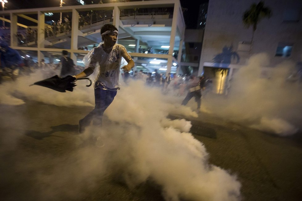 Demonstrace a policejní zásah v Hongkongu.