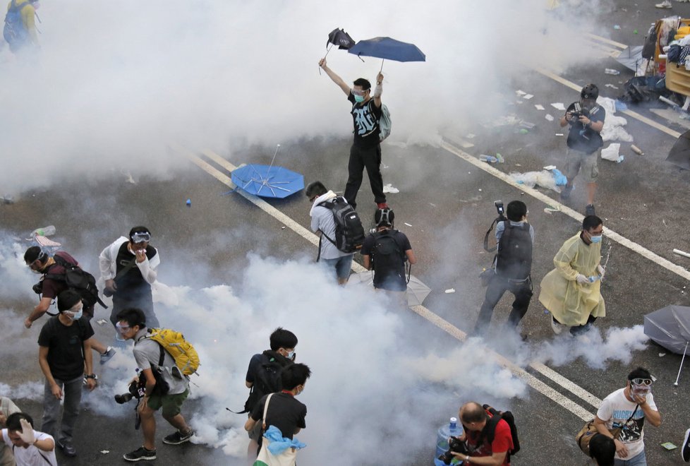 Proti demonstrantům použila policie slzný plyn.