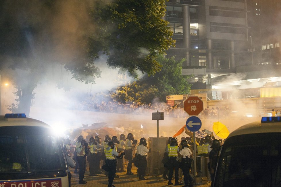 Demonstrace a policejní zásah v Hongkongu.