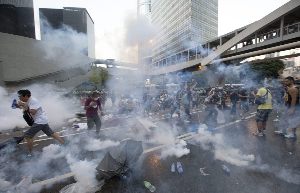 Demonstrace a policejní zásah v Hongkongu.