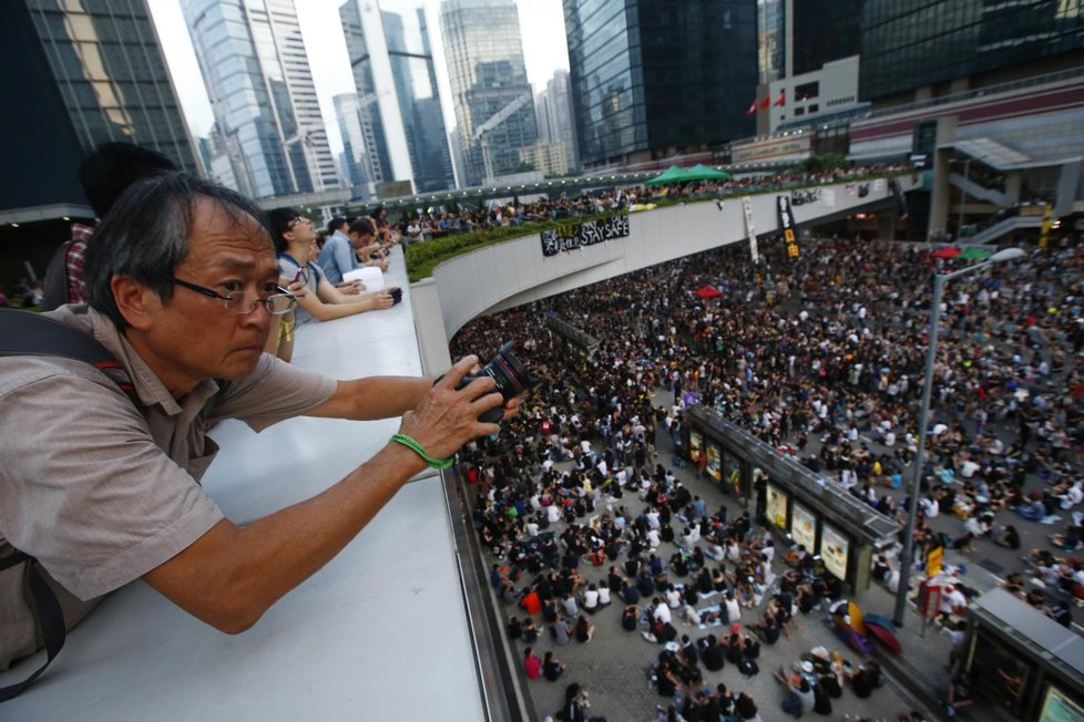 Obyvatel Hongkongu hledí na obrovský počet demonstrujících.