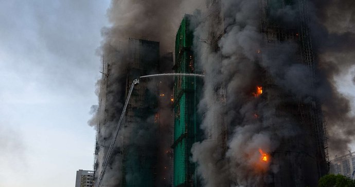 Rozsáhlý požár obytného komplexu v Hongkongu