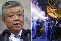 Použijeme sílu, pohrozil čínský velvyslanec Hong Kongu. Už se tam chystají polovojenské jednotky