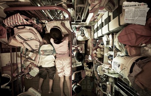 Otřesné bydlení v Hongkongu: Lidé žijí jako sardinky!